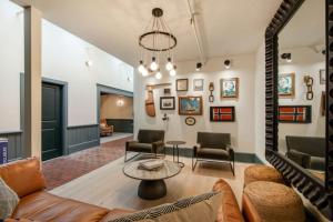 een woonkamer met een bank, stoelen en een tafel bij Hotel Scandi Poulsbo in Poulsbo