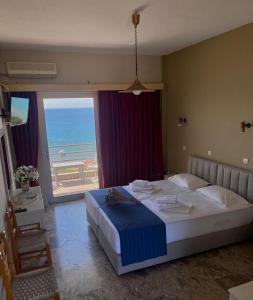 Postel nebo postele na pokoji v ubytování De La Plage Hotel Koroni