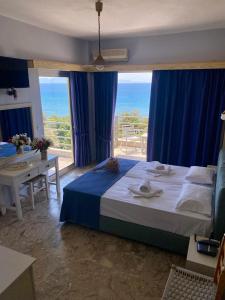 Postel nebo postele na pokoji v ubytování De La Plage Hotel Koroni