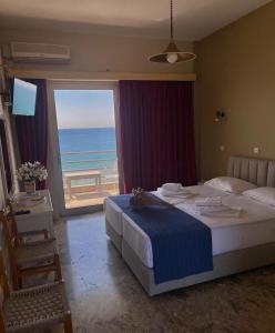 Postel nebo postele na pokoji v ubytování De La Plage Hotel Koroni