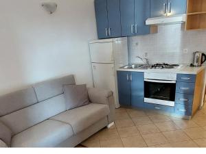 a living room with a couch and a kitchen at Apartmani Katarina in Makarska