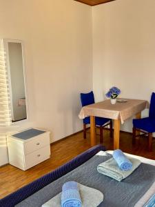 Postel nebo postele na pokoji v ubytování Apartments and Room Sun & Sea
