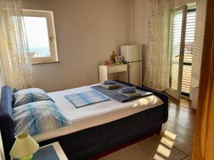Postel nebo postele na pokoji v ubytování Apartments and Room Sun & Sea