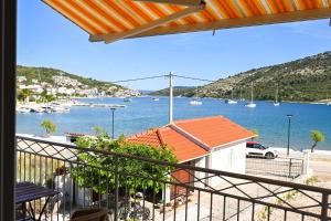 un balcone con vista su un porto con barche di Apartment Natasa a Vinišće