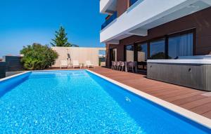 basen przed domem w obiekcie Villa Estate w Novalji