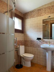 a bathroom with a toilet and a sink at Casa Rural Raíces del Alto Tajo in Armallones +38 photos