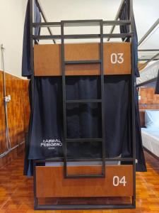 a bunk bed with a ladder in a room at Kambal Peregrino in Mérida