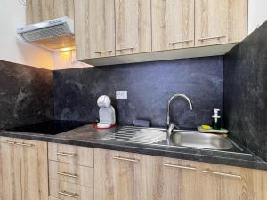 バレンシアにあるCooperativa 8のキッチン(木製キャビネット、シンク、ミキサー付)