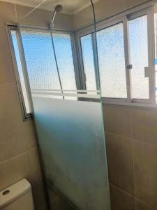 a bathroom with a glass shower with a toilet at APARTAMENTO 1 DORMITORIO EN PUNTA DEL ESTE in Punta del Este +23 photos