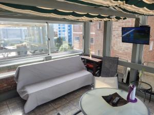 a living room with a couch and a table at APARTAMENTO 1 DORMITORIO EN PUNTA DEL ESTE in Punta del Este