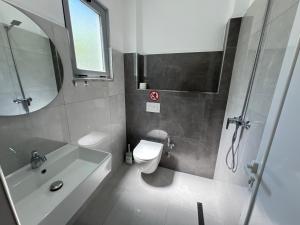 Koupelna v ubytování Aloju Rooms