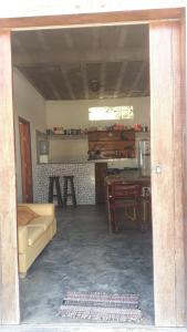 Kuchyň nebo kuchyňský kout v ubytování CASA GATA 2 SUITES PITUBA 2 - ESPAÇO Pe DE JAMBO