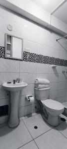 un baño con inodoro y lavabo en Hotel La Florida, en Cusco