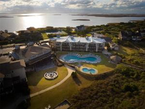 达克The Sanderling的带游泳池的度假村的鸟瞰图