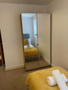 Postel nebo postele na pokoji v ubytování 2 bedroom luxury Bristol City Centre apartment