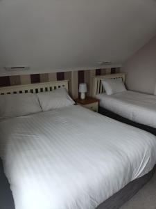 Rúm í herbergi á Lios Éinne House Accommodation