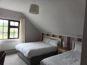 Rúm í herbergi á Lios Éinne House Accommodation