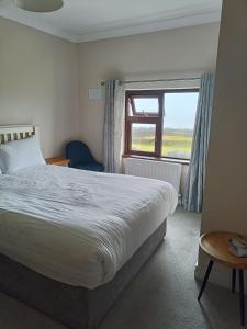 Rúm í herbergi á Lios Éinne House Accommodation