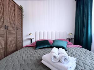 een slaapkamer met een bed met handdoeken erop bij #PodZamek in Wałbrzych