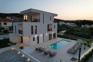 een luchtfoto van een huis met een zwembad bij Villa Perla auf Ciovo in Slatine