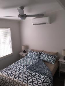 1 dormitorio con 1 cama y ventilador de techo en Brighton Beachfront Holiday Park Adelaide en Brighton