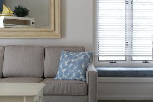 eine Couch in einem Wohnzimmer mit Fenster in der Unterkunft Stunning Condo with Beach Access The Shores 5719 in Traverse City