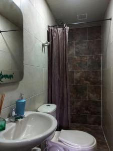 Koupelna v ubytování Kimaná Hostal
