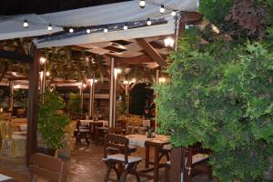 En restaurant eller et andet spisested på Rainbow 2 Holiday Complex