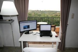 En TV eller et underholdningssystem på Quality Suite, Tranquility, Sea Views, Breeze