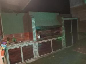 eine Küche mit Spüle und Arbeitsplatte in der Unterkunft Sol y Playa in Mar del Plata + 2 Fotos