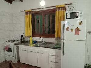 eine Küche mit einem weißen Kühlschrank und einer Spüle in der Unterkunft Sol y Playa in Mar del Plata