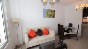 Ruang duduk di Mahogany Suites by Skyreach Group