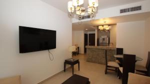 Televisyen dan/atau pusat hiburan di Mahogany Suites by Skyreach Group