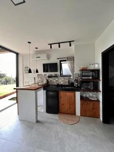 a kitchen with a counter and a counter top at Pousada Studio Siriú, Rocha in Garopaba +20 photos