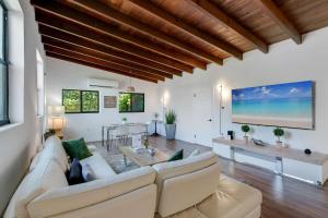 Posezení v ubytování Hidden Bungalow- Peaceful retreat BBQ and hot tub