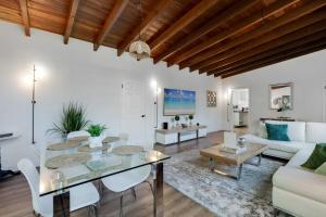 Posezení v ubytování Hidden Bungalow- Peaceful retreat BBQ and hot tub + 30 fotografií