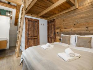卡奇山口Chalet Paul的一间卧室，有一张大床，床上有毛巾