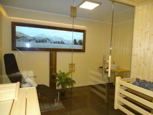 Televízia a/alebo spoločenská miestnosť v ubytovaní Salzach Lodge
