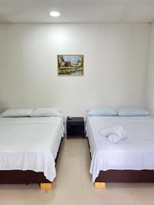 Dos camas una al lado de la otra en una habitación. en Tropical Dreams, en San Andrés