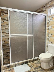 y baño con ducha y aseo. en Tropical Dreams, en San Andrés