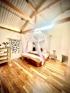Postel nebo postele na pokoji v ubytování Pi Nọong Homestay