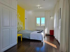 ein Schlafzimmer mit einem Bett und einem Fenster in der Unterkunft Clos des Oliviers in Oupia + 21 Fotos