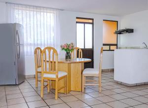 Kuchyň nebo kuchyňský kout v ubytování Sunrock Hotel & Suites
