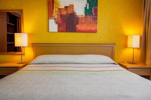 Postel nebo postele na pokoji v ubytování Sunrock Hotel & Suites