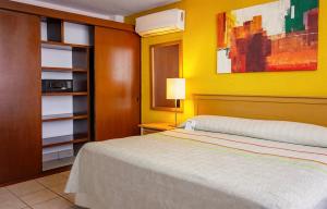 Postel nebo postele na pokoji v ubytování Sunrock Hotel & Suites