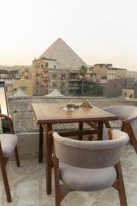Rõdu või terrass majutusasutuses Maktub Pyramids Hotel