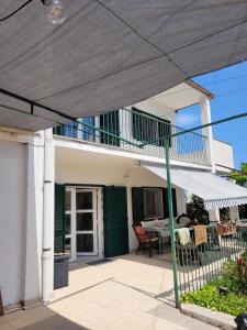 Balkón nebo terasa v ubytování Seaside holiday house Slatine, Ciovo - 16343