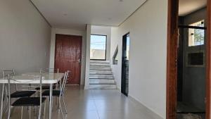 皮拉伊河畔巴拉Casa em Ipiabas的配有玻璃桌椅的餐厅