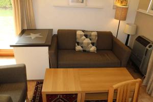 salon z kanapą i stołem w obiekcie Studio in Lazise/Gardasee 21938 w mieście Lazise