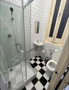 マドリードにあるFamily Master Suite Close By GranViaのシャワー、トイレ、洗面台を備えたバスルーム